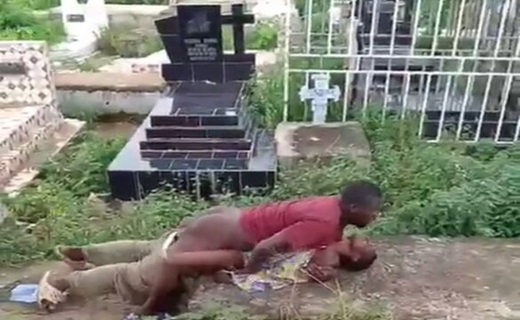 Ghanaian Guy Caught Fu¢king Mad Woman In A Graveyard